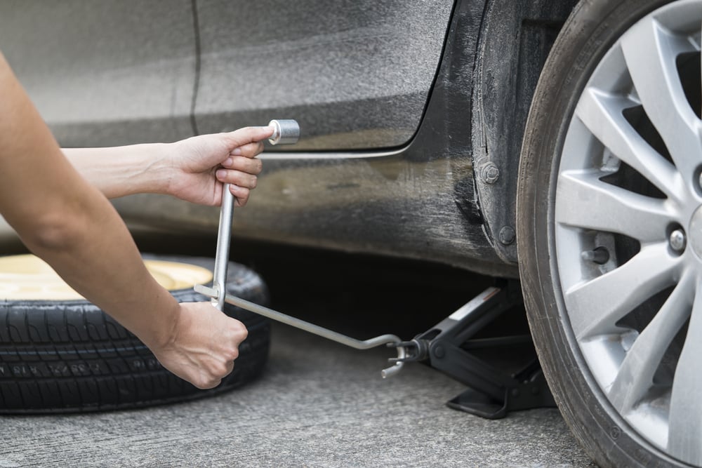 how to use a car jack to change a flat tire