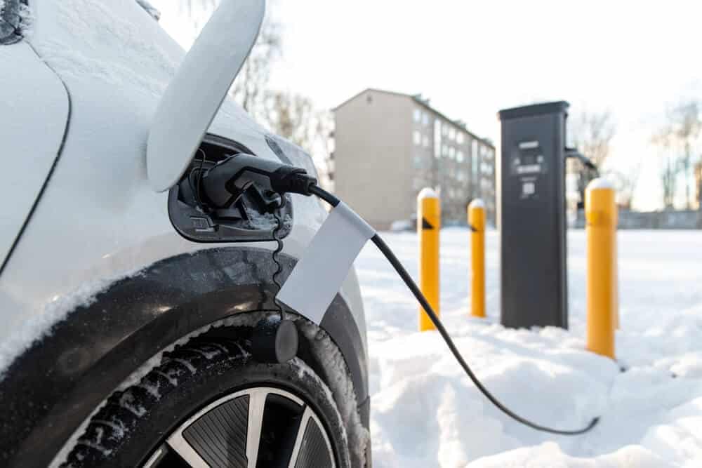 do electric cars lose charge in cold weather