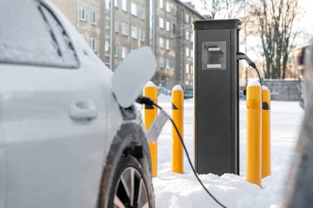 do electric cars lose charge in cold weather
